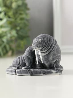 Фигурка «Самка моржа с детёнышем», 5.7 см