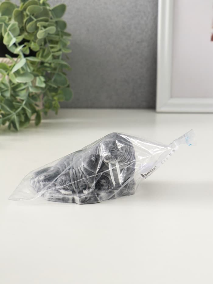 Фигурка «Самка моржа с детёнышем», 5.7 см