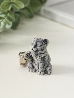 Брелок для ключей на кольце «Котенок с поднятой лапкой маленький», 3.5 см