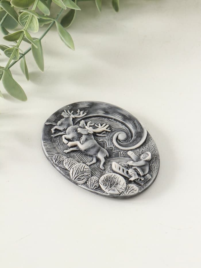 Магнит на холодильник «Погонщик оленей на фоне северного сияния (барельеф)», 6 см