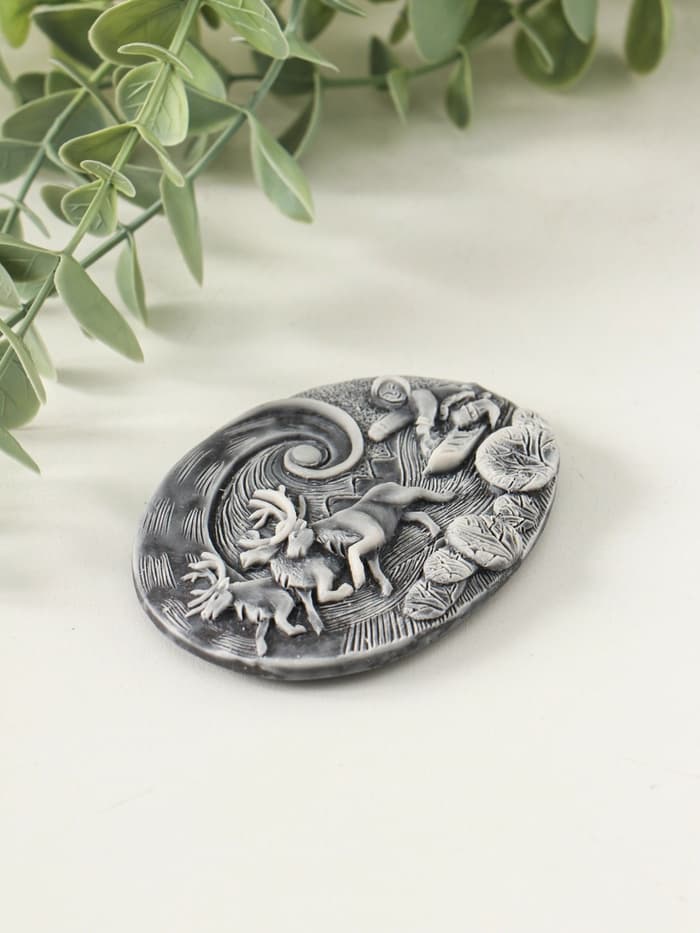 Магнит на холодильник «Погонщик оленей на фоне северного сияния (барельеф)», 6 см