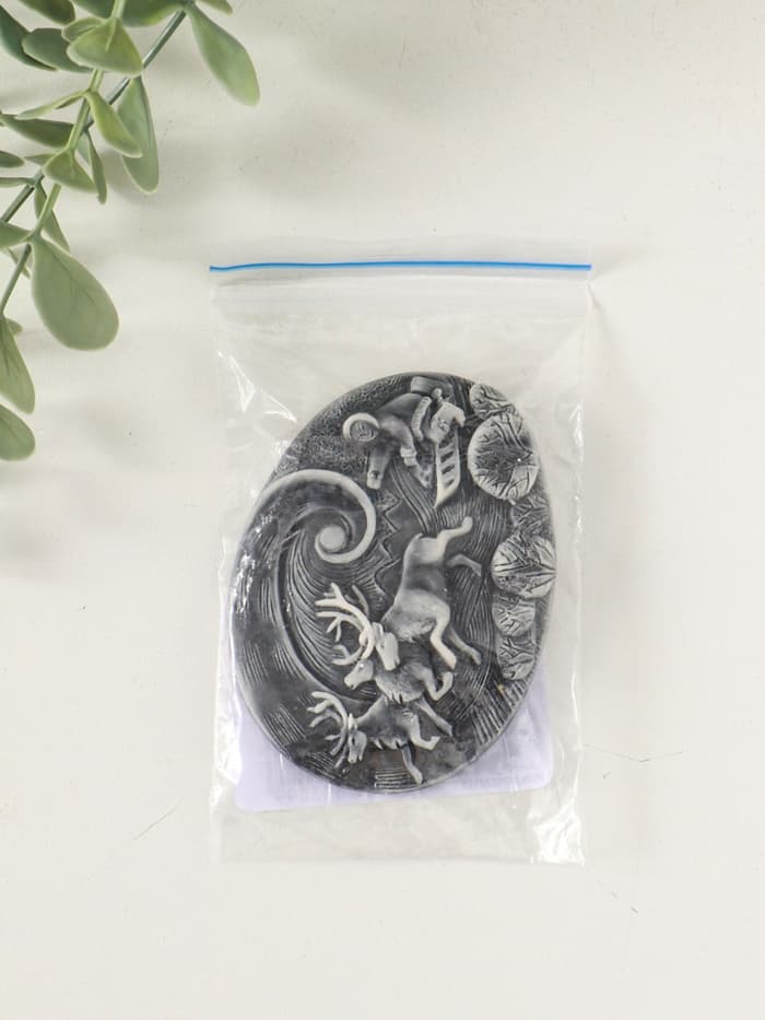 Магнит на холодильник «Погонщик оленей на фоне северного сияния (барельеф)», 6 см