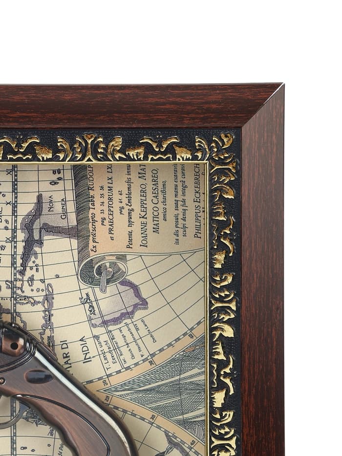 Панно настенное в раме с макетом оружия сувенирного «Карта. Револьвер и 4 пули», 26×36×5 см