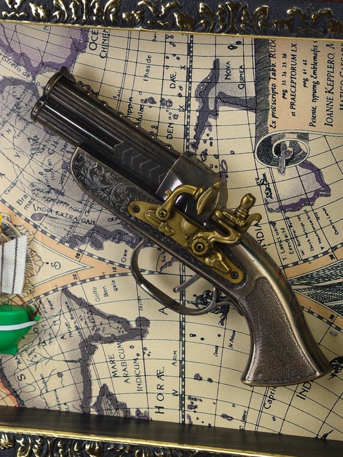 Панно настенное в раме с макетом оружия сувенирного «Карта. Револьвер и корабль», 26×36×5 см