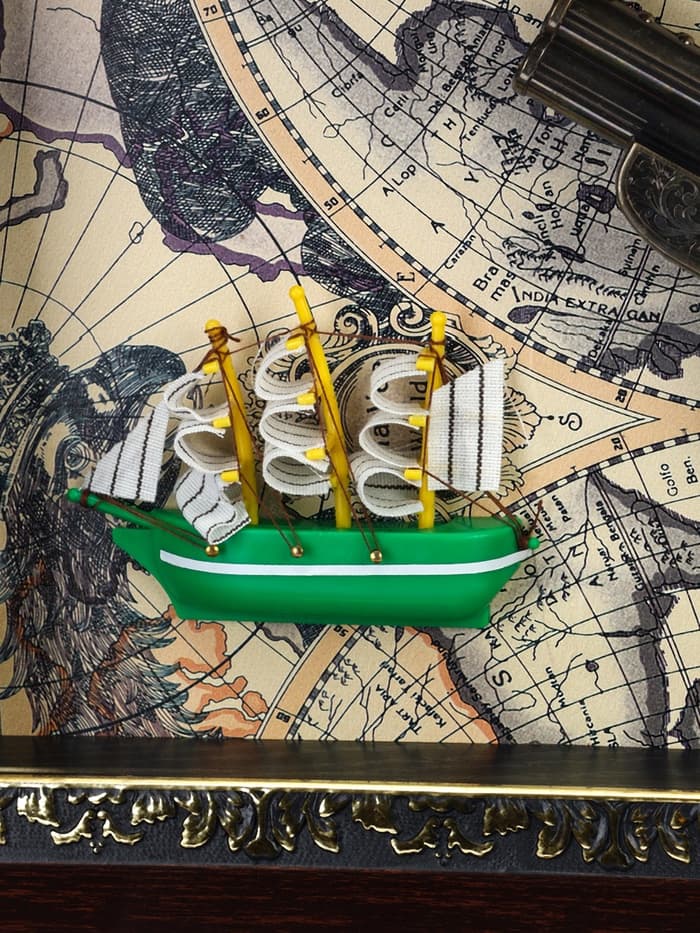 Панно настенное в раме с макетом оружия сувенирного «Карта. Револьвер и корабль», 26×36×5 см