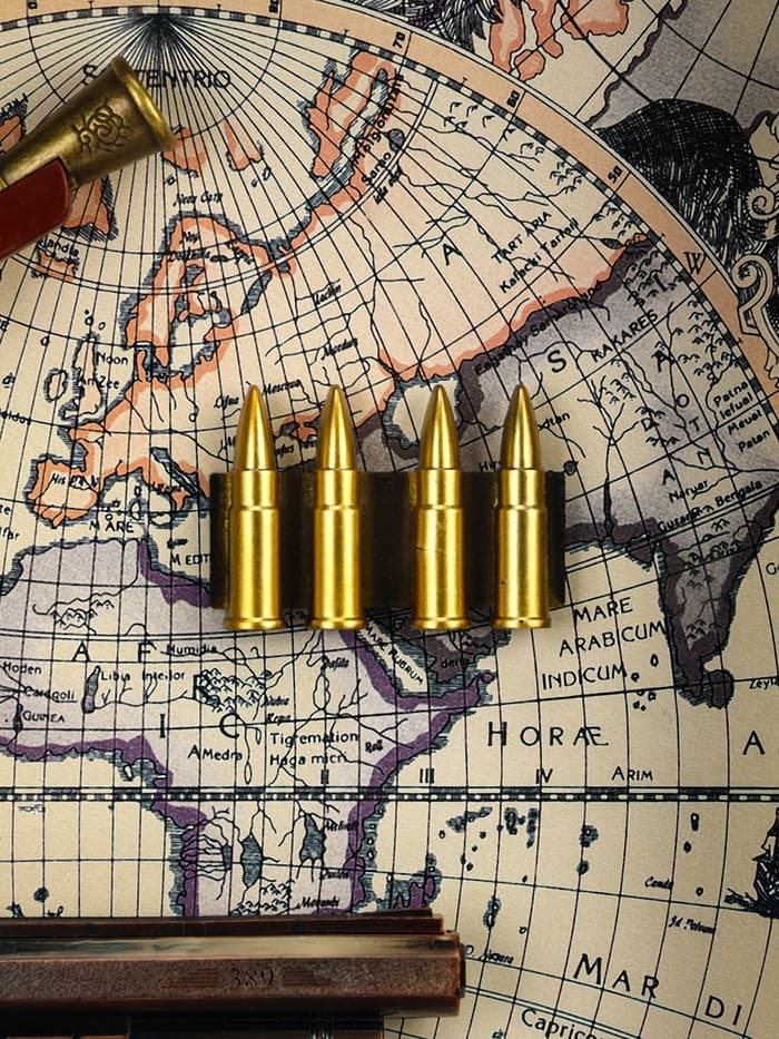 Панно настенное в раме с макетом оружия сувенирного «Карта. Револьверы и 4 пули», 35×43×4.5 см