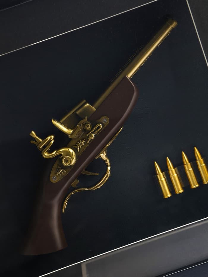 Панно настенное в раме с макетом оружия сувенирного «Револьверы. Геральдика», 49×104×7 см