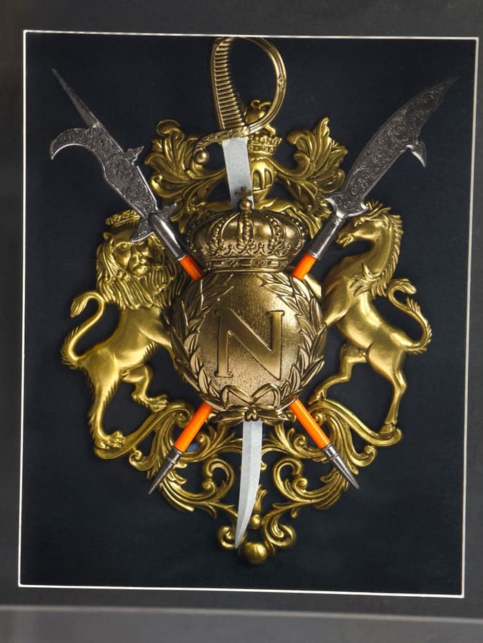 Панно настенное в раме с макетом оружия сувенирного «Револьверы. Геральдика», 49×104×7 см