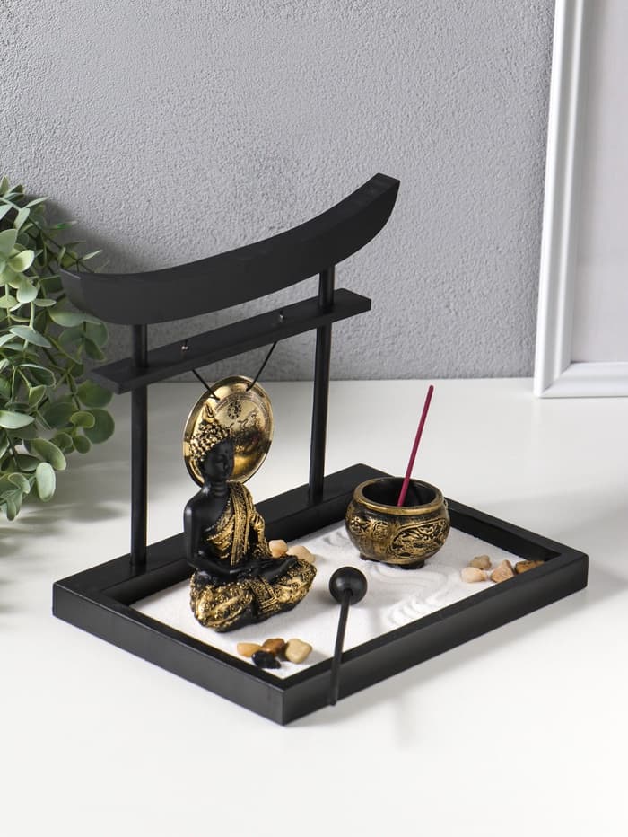 Японский сад камней настольный «Дзен. Будда у гонга», с подставкой для благовоний и набором аксессуаров, 16×22×19 см