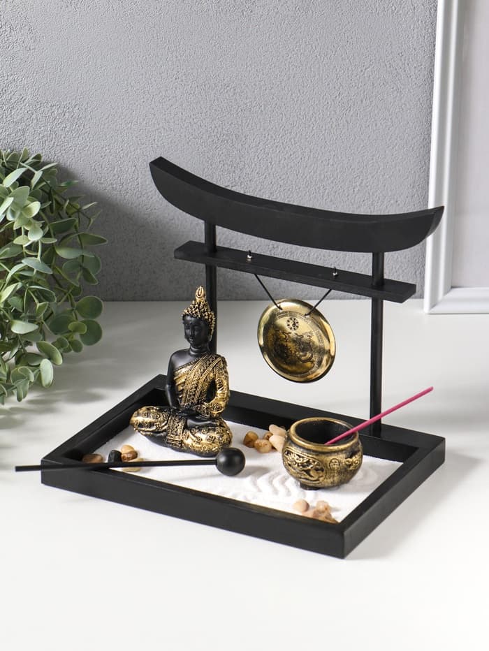 Японский сад камней настольный «Дзен. Будда у гонга», с подставкой для благовоний и набором аксессуаров, 16×22×19 см