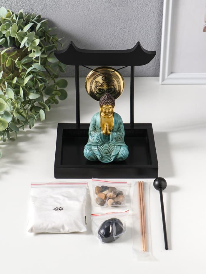 Японский сад камней настольный «Дзен. Будда в бирюзовом у гонга», с подставкой для благовоний и набором аксессуаров, 13.2×15×16 см