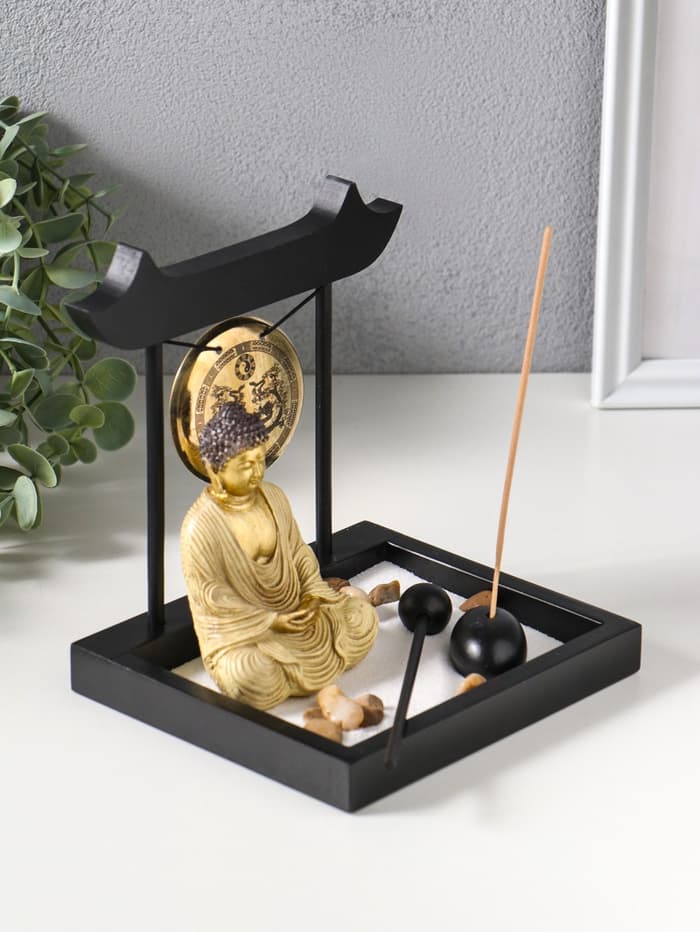 Японский сад камней настольный «Дзен. Будда в кремовом у гонга», с подставкой для благовоний и набором аксессуаров, 13.2×15×16 см