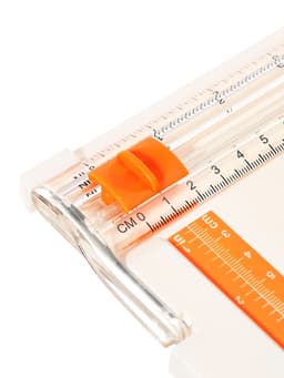 Резак для бумаги роликовый А4, до 3 листов, безопасное лезвие, длина реза 300 мм, корпус белый