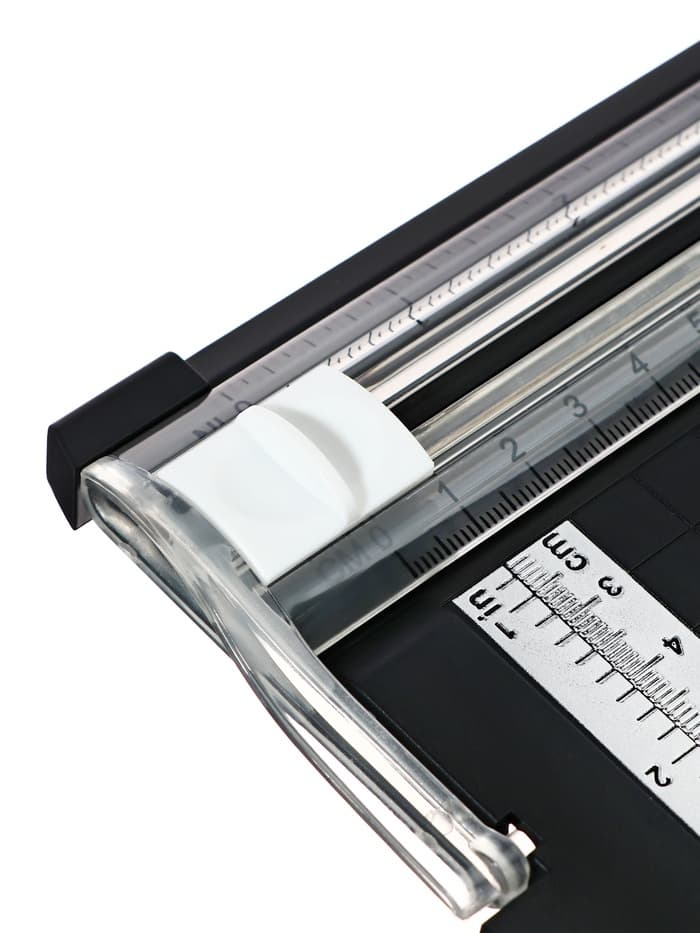 Резак для бумаги роликовый А4, до 3 листов, безопасное лезвие, длина реза 300 мм, корпус черный