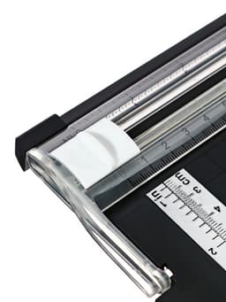 Резак для бумаги роликовый А4, до 3 листов, безопасное лезвие, длина реза 300 мм, корпус черный