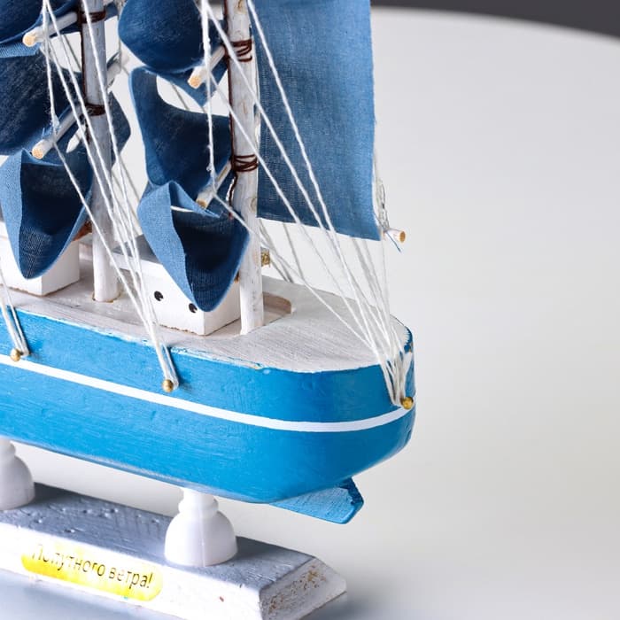 Сувенирная модель корабля «Аскольд», борта голубые с полосой, паруса голубые, 23.5×4.5×23 см