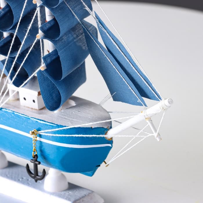 Сувенирная модель корабля «Аскольд», борта голубые с полосой, паруса голубые, 23.5×4.5×23 см