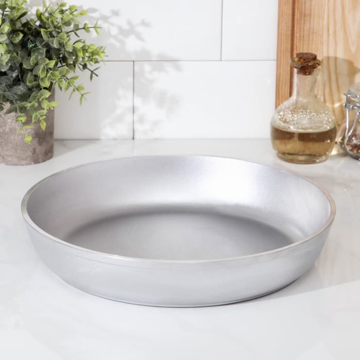 Сковорода KUKMARA, d=30 см, h=5.5 см, литой алюминий, серебристая