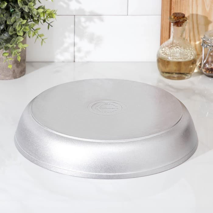 Сковорода KUKMARA, d=30 см, h=5.5 см, литой алюминий, серебристая