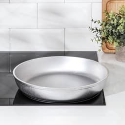 Сковорода KUKMARA, d=30 см, h=5.5 см, литой алюминий, серебристая