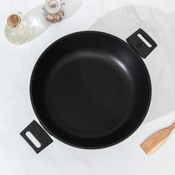 Сковорода KUKMARA «Традиция», d=30 см, съёмные ручки, антипригарное покрытие, литой алюминий, чёрная