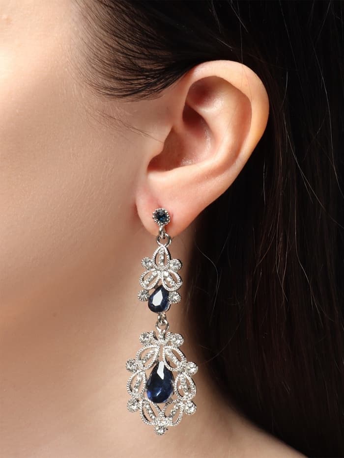 Серьги висячие со стразами «Грация», резная, синие в серебре, 9 см