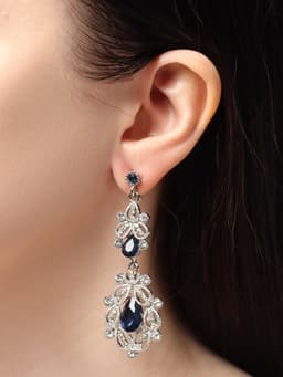 Серьги висячие со стразами «Грация», резная, синие в серебре, 9 см