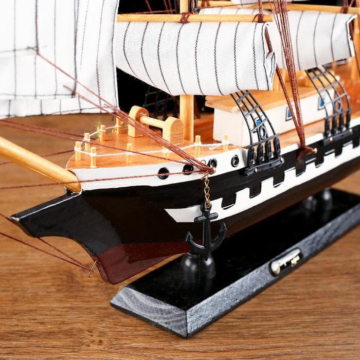 Сувенирная модель корабля «Рион», борта сине-чёрные, паруса бежевые с полосами, 50×44×10 см