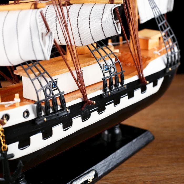 Сувенирная модель корабля «Рион», борта сине-чёрные, паруса бежевые с полосами, 50×44×10 см