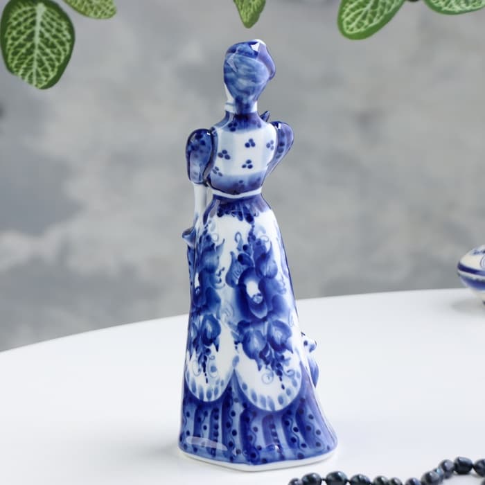 Фигурка фарфор гжель «Дама с собачкой»