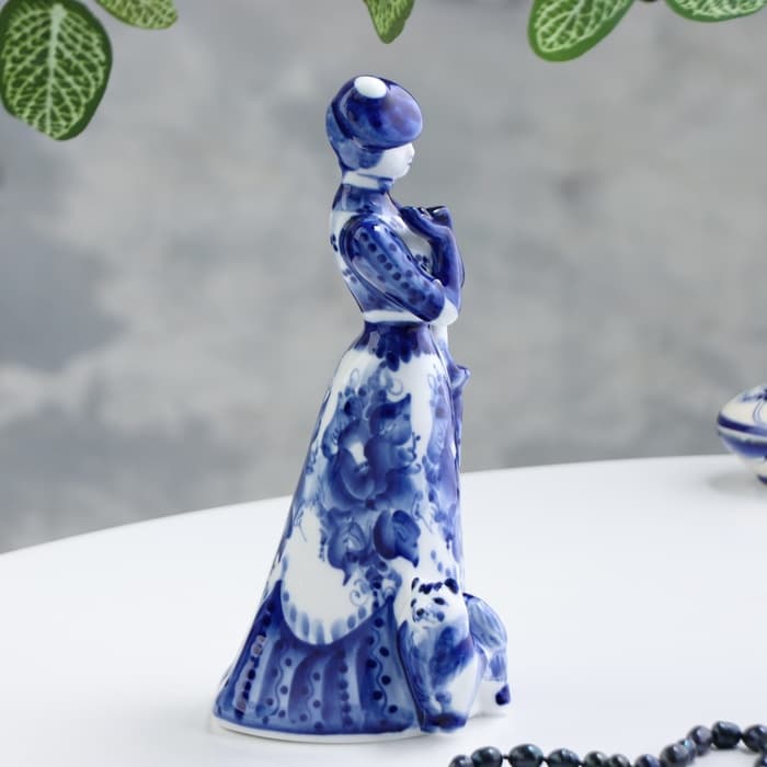 Фигурка фарфор гжель «Дама с собачкой»