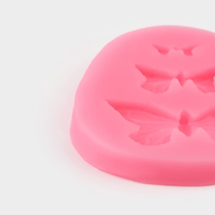 Молд для заливки «Бабочки», 3 ячейки, силикон, 7.5×6×1 см, розовый